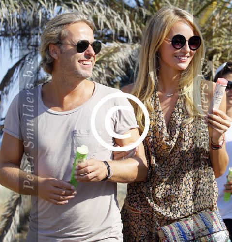 ibiza 24 juli 2015
Marco Borsato met Leontine Luca (met vriendin) Jada en Senna op vakantie.
Ze gingen lunchen met John Ewbank en zijn vriendin Kelly Weekers.