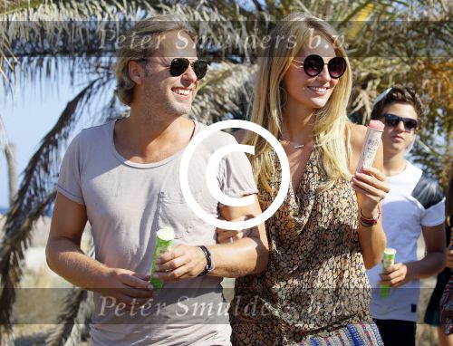 ibiza 24 juli 2015
Marco Borsato met Leontine Luca (met vriendin) Jada en Senna op vakantie.
Ze gingen lunchen met John Ewbank en zijn vriendin Kelly Weekers.