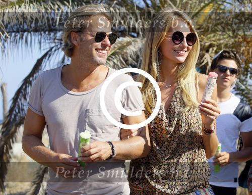 ibiza 24 juli 2015
Marco Borsato met Leontine Luca (met vriendin) Jada en Senna op vakantie.
Ze gingen lunchen met John Ewbank en zijn vriendin Kelly Weekers.