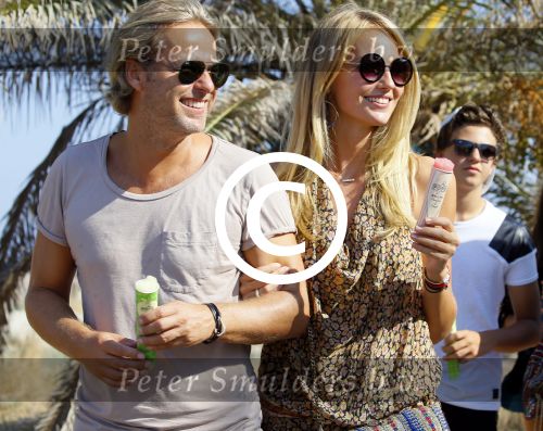 ibiza 24 juli 2015
Marco Borsato met Leontine Luca (met vriendin) Jada en Senna op vakantie.
Ze gingen lunchen met John Ewbank en zijn vriendin Kelly Weekers.