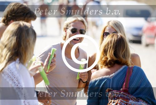 ibiza 24 juli 2015
Marco Borsato met Leontine Luca (met vriendin) Jada en Senna op vakantie.
Ze gingen lunchen met John Ewbank en zijn vriendin Kelly Weekers.