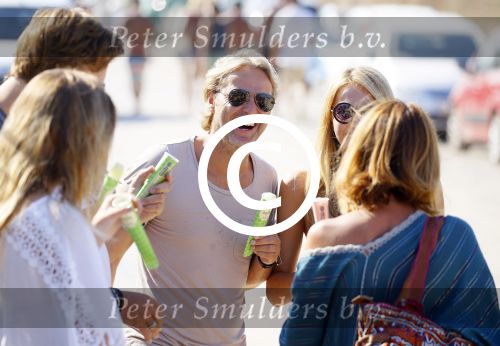 ibiza 24 juli 2015
Marco Borsato met Leontine Luca (met vriendin) Jada en Senna op vakantie.
Ze gingen lunchen met John Ewbank en zijn vriendin Kelly Weekers.