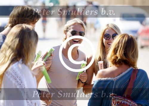 ibiza 24 juli 2015
Marco Borsato met Leontine Luca (met vriendin) Jada en Senna op vakantie.
Ze gingen lunchen met John Ewbank en zijn vriendin Kelly Weekers.