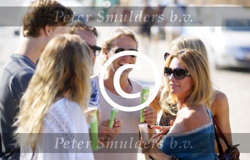 ibiza 24 juli 2015
Marco Borsato met Leontine Luca (met vriendin) Jada en Senna op vakantie.
Ze gingen lunchen met John Ewbank en zijn vriendin Kelly Weekers.