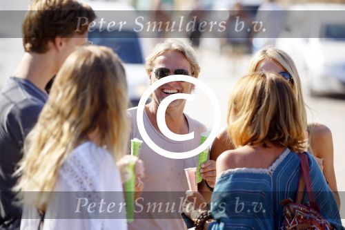 ibiza 24 juli 2015
Marco Borsato met Leontine Luca (met vriendin) Jada en Senna op vakantie.
Ze gingen lunchen met John Ewbank en zijn vriendin Kelly Weekers.