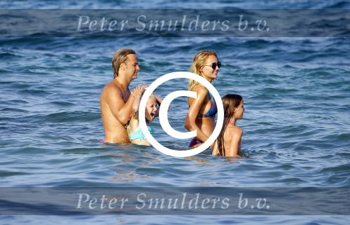 ibiza 29 juli 2015
Wendy v Dijk met Sem Lizzy haar moeder en man Erland Galjaard en zijn kinderen uit eerste huwelijk op strand van Coco beach. Herman den Blijker zijn zoon en vrouw alsmede John Ewbank dochter Day en Kelly Weekers zijn ook aanwezig