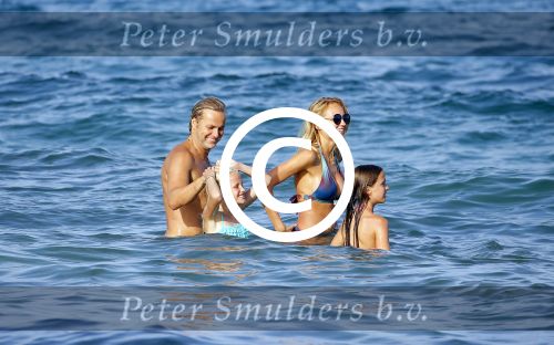 ibiza 29 juli 2015
Wendy v Dijk met Sem Lizzy haar moeder en man Erland Galjaard en zijn kinderen uit eerste huwelijk op strand van Coco beach. Herman den Blijker zijn zoon en vrouw alsmede John Ewbank dochter Day en Kelly Weekers zijn ook aanwezig