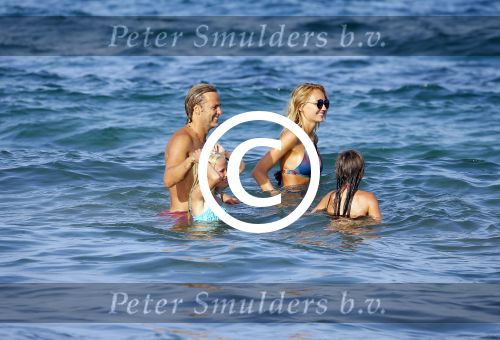 ibiza 29 juli 2015
Wendy v Dijk met Sem Lizzy haar moeder en man Erland Galjaard en zijn kinderen uit eerste huwelijk op strand van Coco beach. Herman den Blijker zijn zoon en vrouw alsmede John Ewbank dochter Day en Kelly Weekers zijn ook aanwezig
