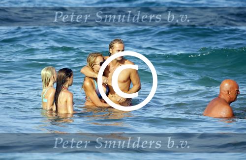 ibiza 29 juli 2015
Wendy v Dijk met Sem Lizzy haar moeder en man Erland Galjaard en zijn kinderen uit eerste huwelijk op strand van Coco beach. Herman den Blijker zijn zoon en vrouw alsmede John Ewbank dochter Day en Kelly Weekers zijn ook aanwezig