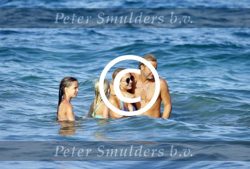 ibiza 29 juli 2015
Wendy v Dijk met Sem Lizzy haar moeder en man Erland Galjaard en zijn kinderen uit eerste huwelijk op strand van Coco beach. Herman den Blijker zijn zoon en vrouw alsmede John Ewbank dochter Day en Kelly Weekers zijn ook aanwezig