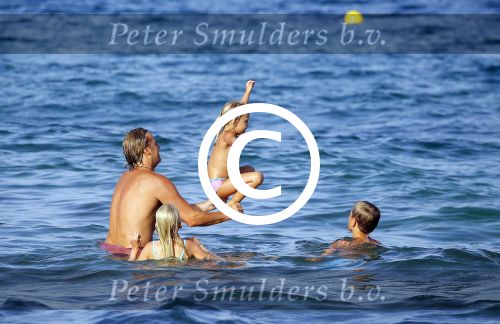 ibiza 29 juli 2015
Wendy v Dijk met Sem Lizzy haar moeder en man Erland Galjaard en zijn kinderen uit eerste huwelijk op strand van Coco beach. Herman den Blijker zijn zoon en vrouw alsmede John Ewbank dochter Day en Kelly Weekers zijn ook aanwezig