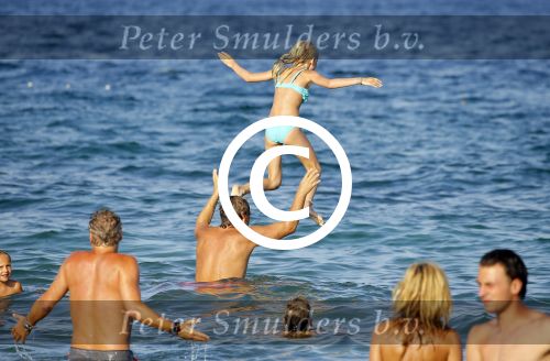 ibiza 29 juli 2015
Wendy v Dijk met Sem Lizzy haar moeder en man Erland Galjaard en zijn kinderen uit eerste huwelijk op strand van Coco beach. Herman den Blijker zijn zoon en vrouw alsmede John Ewbank dochter Day en Kelly Weekers zijn ook aanwezig