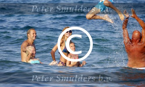 ibiza 29 juli 2015
Wendy v Dijk met Sem Lizzy haar moeder en man Erland Galjaard en zijn kinderen uit eerste huwelijk op strand van Coco beach. Herman den Blijker zijn zoon en vrouw alsmede John Ewbank dochter Day en Kelly Weekers zijn ook aanwezig