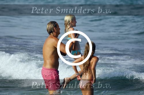 ibiza 29 juli 2015
Wendy v Dijk met Sem Lizzy haar moeder en man Erland Galjaard en zijn kinderen uit eerste huwelijk op strand van Coco beach. Herman den Blijker zijn zoon en vrouw alsmede John Ewbank dochter Day en Kelly Weekers zijn ook aanwezig