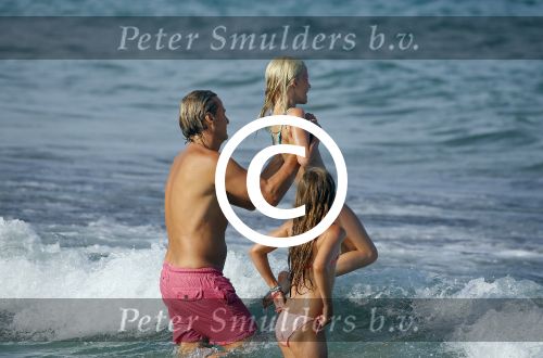 ibiza 29 juli 2015
Wendy v Dijk met Sem Lizzy haar moeder en man Erland Galjaard en zijn kinderen uit eerste huwelijk op strand van Coco beach. Herman den Blijker zijn zoon en vrouw alsmede John Ewbank dochter Day en Kelly Weekers zijn ook aanwezig