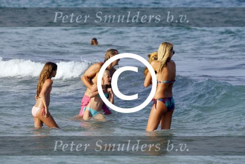 ibiza 29 juli 2015
Wendy v Dijk met Sem Lizzy haar moeder en man Erland Galjaard en zijn kinderen uit eerste huwelijk op strand van Coco beach. Herman den Blijker zijn zoon en vrouw alsmede John Ewbank dochter Day en Kelly Weekers zijn ook aanwezig