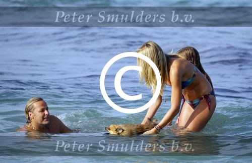 ibiza 29 juli 2015
Wendy v Dijk met Sem Lizzy haar moeder en man Erland Galjaard en zijn kinderen uit eerste huwelijk op strand van Coco beach. Herman den Blijker zijn zoon en vrouw alsmede John Ewbank dochter Day en Kelly Weekers zijn ook aanwezig