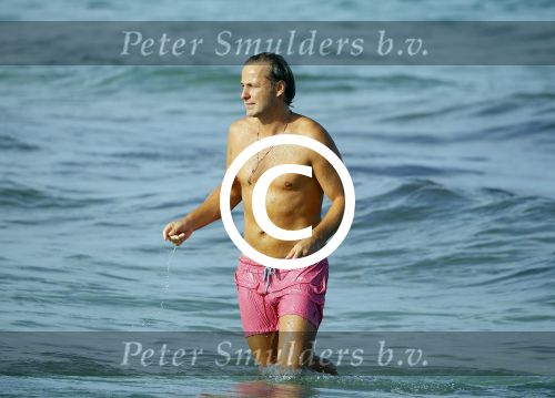 ibiza 29 juli 2015
Wendy v Dijk met Sem Lizzy haar moeder en man Erland Galjaard en zijn kinderen uit eerste huwelijk op strand van Coco beach. Herman den Blijker zijn zoon en vrouw alsmede John Ewbank dochter Day en Kelly Weekers zijn ook aanwezig