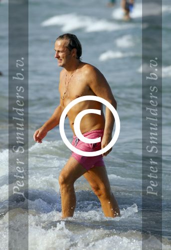 ibiza 29 juli 2015
Wendy v Dijk met Sem Lizzy haar moeder en man Erland Galjaard en zijn kinderen uit eerste huwelijk op strand van Coco beach. Herman den Blijker zijn zoon en vrouw alsmede John Ewbank dochter Day en Kelly Weekers zijn ook aanwezig