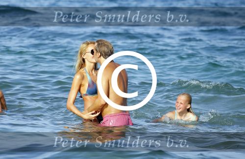 ibiza 29 juli 2015
Wendy v Dijk met Sem Lizzy haar moeder en man Erland Galjaard en zijn kinderen uit eerste huwelijk op strand van Coco beach. Herman den Blijker zijn zoon en vrouw alsmede John Ewbank dochter Day en Kelly Weekers zijn ook aanwezig