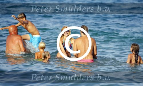 ibiza 29 juli 2015
Wendy v Dijk met Sem Lizzy haar moeder en man Erland Galjaard en zijn kinderen uit eerste huwelijk op strand van Coco beach. Herman den Blijker zijn zoon en vrouw alsmede John Ewbank dochter Day en Kelly Weekers zijn ook aanwezig