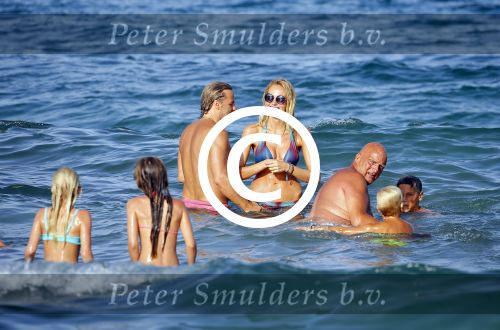 ibiza 29 juli 2015
Wendy v Dijk met Sem Lizzy haar moeder en man Erland Galjaard en zijn kinderen uit eerste huwelijk op strand van Coco beach. Herman den Blijker zijn zoon en vrouw alsmede John Ewbank dochter Day en Kelly Weekers zijn ook aanwezig