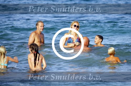 ibiza 29 juli 2015
Wendy v Dijk met Sem Lizzy haar moeder en man Erland Galjaard en zijn kinderen uit eerste huwelijk op strand van Coco beach. Herman den Blijker zijn zoon en vrouw alsmede John Ewbank dochter Day en Kelly Weekers zijn ook aanwezig