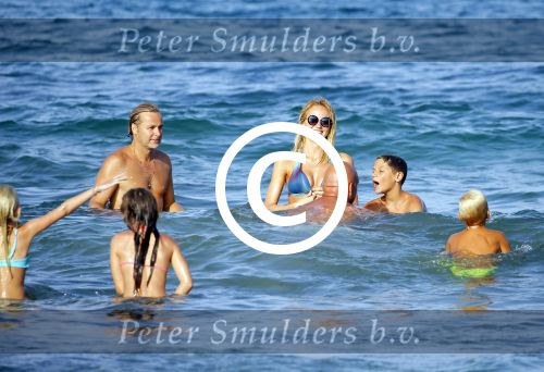 ibiza 29 juli 2015
Wendy v Dijk met Sem Lizzy haar moeder en man Erland Galjaard en zijn kinderen uit eerste huwelijk op strand van Coco beach. Herman den Blijker zijn zoon en vrouw alsmede John Ewbank dochter Day en Kelly Weekers zijn ook aanwezig