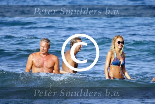 ibiza 29 juli 2015
Wendy v Dijk met Sem Lizzy haar moeder en man Erland Galjaard en zijn kinderen uit eerste huwelijk op strand van Coco beach. Herman den Blijker zijn zoon en vrouw alsmede John Ewbank dochter Day en Kelly Weekers zijn ook aanwezig