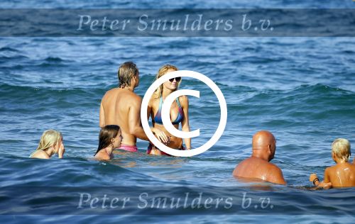 ibiza 29 juli 2015
Wendy v Dijk met Sem Lizzy haar moeder en man Erland Galjaard en zijn kinderen uit eerste huwelijk op strand van Coco beach. Herman den Blijker zijn zoon en vrouw alsmede John Ewbank dochter Day en Kelly Weekers zijn ook aanwezig