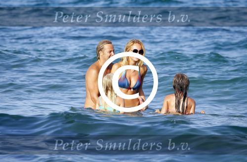 ibiza 29 juli 2015
Wendy v Dijk met Sem Lizzy haar moeder en man Erland Galjaard en zijn kinderen uit eerste huwelijk op strand van Coco beach. Herman den Blijker zijn zoon en vrouw alsmede John Ewbank dochter Day en Kelly Weekers zijn ook aanwezig