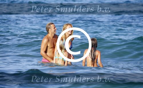 ibiza 29 juli 2015
Wendy v Dijk met Sem Lizzy haar moeder en man Erland Galjaard en zijn kinderen uit eerste huwelijk op strand van Coco beach. Herman den Blijker zijn zoon en vrouw alsmede John Ewbank dochter Day en Kelly Weekers zijn ook aanwezig