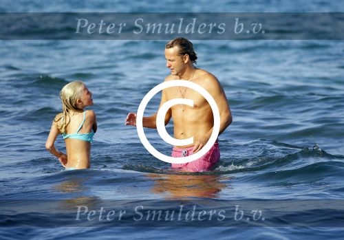 ibiza 29 juli 2015
Wendy v Dijk met Sem Lizzy haar moeder en man Erland Galjaard en zijn kinderen uit eerste huwelijk op strand van Coco beach. Herman den Blijker zijn zoon en vrouw alsmede John Ewbank dochter Day en Kelly Weekers zijn ook aanwezig