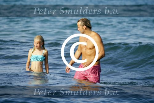ibiza 29 juli 2015
Wendy v Dijk met Sem Lizzy haar moeder en man Erland Galjaard en zijn kinderen uit eerste huwelijk op strand van Coco beach. Herman den Blijker zijn zoon en vrouw alsmede John Ewbank dochter Day en Kelly Weekers zijn ook aanwezig