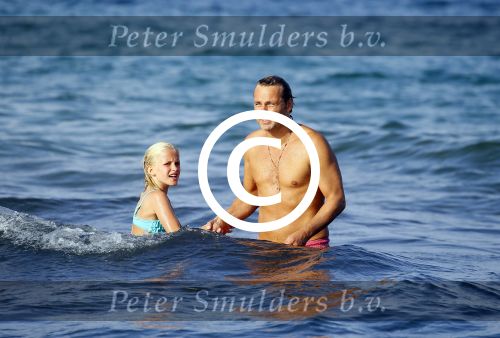ibiza 29 juli 2015
Wendy v Dijk met Sem Lizzy haar moeder en man Erland Galjaard en zijn kinderen uit eerste huwelijk op strand van Coco beach. Herman den Blijker zijn zoon en vrouw alsmede John Ewbank dochter Day en Kelly Weekers zijn ook aanwezig