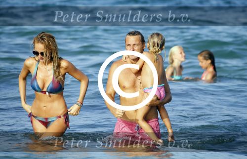 ibiza 29 juli 2015
Wendy v Dijk met Sem Lizzy haar moeder en man Erland Galjaard en zijn kinderen uit eerste huwelijk op strand van Coco beach. Herman den Blijker zijn zoon en vrouw alsmede John Ewbank dochter Day en Kelly Weekers zijn ook aanwezig