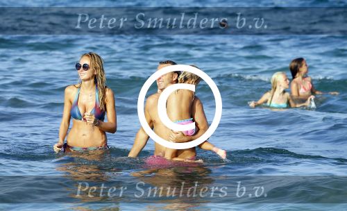 ibiza 29 juli 2015
Wendy v Dijk met Sem Lizzy haar moeder en man Erland Galjaard en zijn kinderen uit eerste huwelijk op strand van Coco beach. Herman den Blijker zijn zoon en vrouw alsmede John Ewbank dochter Day en Kelly Weekers zijn ook aanwezig