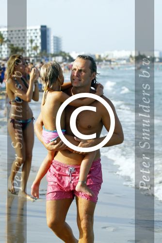 ibiza 29 juli 2015
Wendy v Dijk met Sem Lizzy haar moeder en man Erland Galjaard en zijn kinderen uit eerste huwelijk op strand van Coco beach. Herman den Blijker zijn zoon en vrouw alsmede John Ewbank dochter Day en Kelly Weekers zijn ook aanwezig