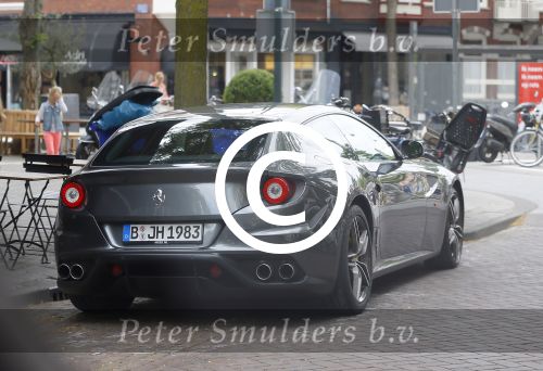 Amsterdam 8 juli 2015  
Johnny Heitinga en Charlotte en slager Evert Blauendraat in amsterdam zuid