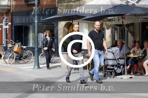 Amsterdam 8 juli 2015  
Johnny Heitinga en Charlotte en slager Evert Blauendraat in amsterdam zuid