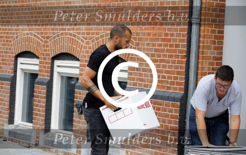 Amsterdam 11 augustus 2015
Johnny Heitinga verhuist naar zijn nieuwe huis in Amsterdam Zuid.