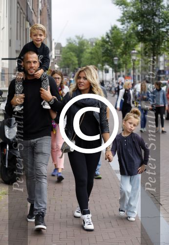 Amsterdam 12 juli 2015
Johnny en Charlotte Sophie Heitinga met hun kinderen Jezebel en Lennox in Amsterdam