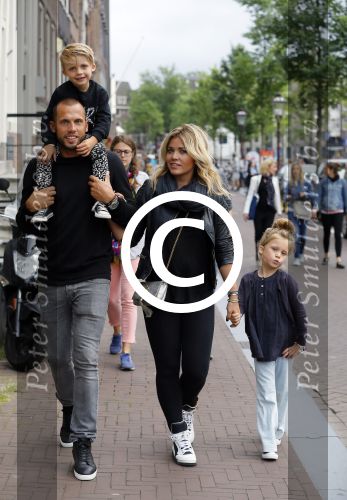 Amsterdam 12 juli 2015
Johnny en Charlotte Sophie Heitinga met hun kinderen Jezebel en Lennox in Amsterdam