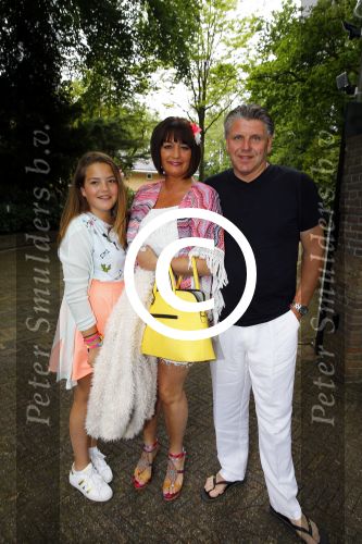 Blaricum 14 juni 2015
Rene Froger heeft een surprise feestje voor zijn vrouw Natasja georganiseerd voor haar 50e verjaardag. Het feest vindt plaats in de tuin van hun huis. Jonnie Boer met Therese Boere en dochter