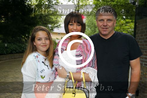 Blaricum 14 juni 2015
Rene Froger heeft een surprise feestje voor zijn vrouw Natasja georganiseerd voor haar 50e verjaardag. Het feest vindt plaats in de tuin van hun huis. Jonnie Boer met Therese Boere en dochter