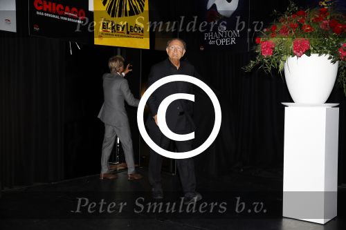 Amsterdam 19 juni 2015
Joop v d Ende geeft persconferentie dat hij 60% van Stage entertainment heeft verkocht aan CVC Capital. Jannine v d Ende is natuurlijk aanwezig.