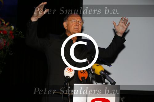 Amsterdam 19 juni 2015
Joop v d Ende geeft persconferentie dat hij 60% van Stage entertainment heeft verkocht aan CVC Capital. Jannine v d Ende is natuurlijk aanwezig.