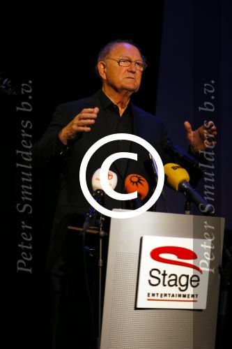 Amsterdam 19 juni 2015
Joop v d Ende geeft persconferentie dat hij 60% van Stage entertainment heeft verkocht aan CVC Capital. Jannine v d Ende is natuurlijk aanwezig.