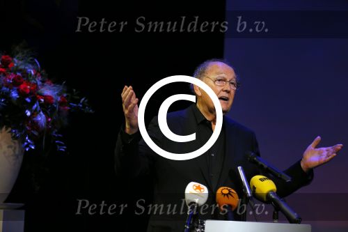 Amsterdam 19 juni 2015
Joop v d Ende geeft persconferentie dat hij 60% van Stage entertainment heeft verkocht aan CVC Capital. Jannine v d Ende is natuurlijk aanwezig.