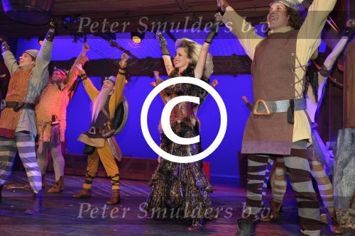 Rotterdam 9 augustus 2015
Edwin Smulders Johnny de Mol en Tomas v d Broek tijdens opnames van het rtl programma Down met Johnny. We gingen naar de premiere naar Wickie de Viking in het nieuwe Luxor. de cast Josje Huisman (Elza Eenoog/ Clodovea)
Remi de Smet (Wickie) 
Marleen van der Loo (Ilva) 
James Cooke (Tjurre) 
Steve Beirnaert (Snorre)
Jeroen Phaff (Vreselijke Sven)
Simon Zwiers (Halvar)
Menno KÃ¶hler (Faxe)
Joris Gootjes (Gorm)
Bas Timmers (Urobe)
Martine de Jager  (Greta)
Christophe Degelin (Piraat)
Remy Vetter (Piraat)